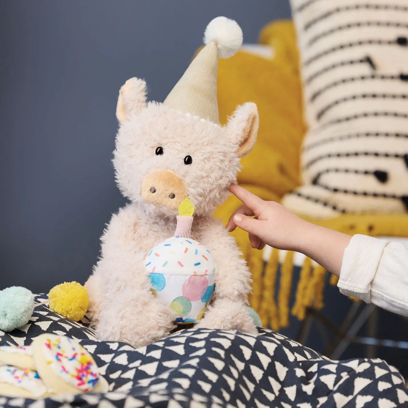 Demdaco Piggy Wigg Singing Birthday Pig, 12.5"